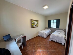 Een bureau, een laptopwerkplek, een strijkplank/strijkijzer, gratis wifi