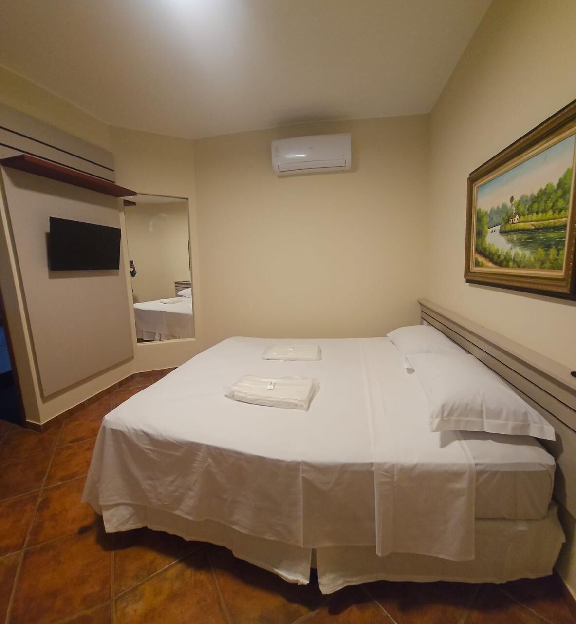 Een bureau, een laptopwerkplek, een strijkplank/strijkijzer, gratis wifi