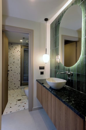 Dusche, Haartrockner, Handtücher, Seife
