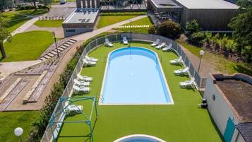 Piscine extérieure (ouverte en saison), parasols de plage