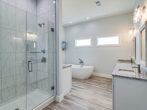 Shower, hair dryer, towels, shampoo - Bliss On The Bay (Rockport)