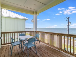 Outdoor dining - Bliss On The Bay (Rockport)