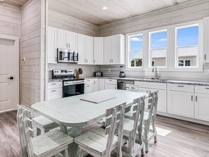 Fridge, microwave, oven, stovetop - Bliss On The Bay (Rockport)