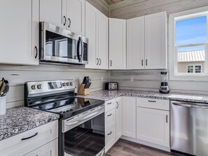 Fridge, microwave, oven, stovetop - Bliss On The Bay (Rockport)