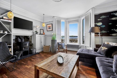 Modern Coastal Living at Old Slipway House – Walk to Beach & Harbour