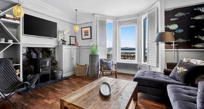 Modern Coastal Living at Old Slipway House – Walk to Beach & Harbour