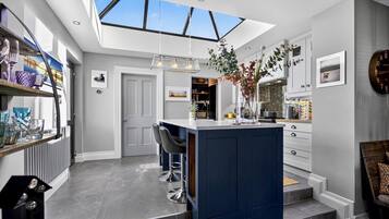 Micro-ondes, four, plaque de cuisson, lave-vaisselle