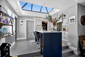 Microondas, horno, parrilla de estufa y lavavajillas