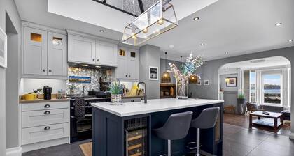 Modern Coastal Living at Old Slipway House â Walk to Beach & Harbour
