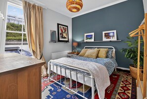 Tabla de planchar con plancha, internet y ropa de cama