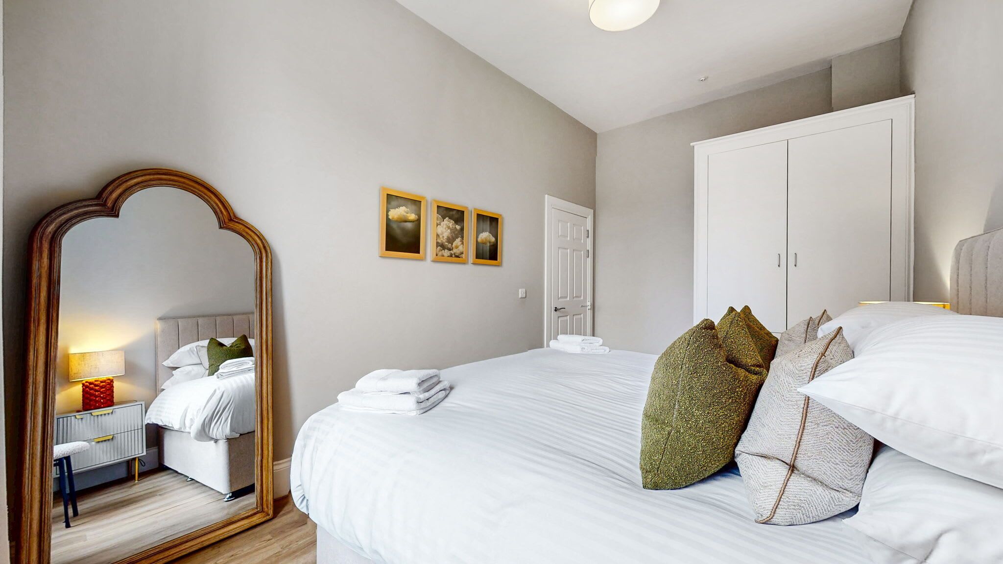 Desk, iron/ironing board, WiFi, bed sheets