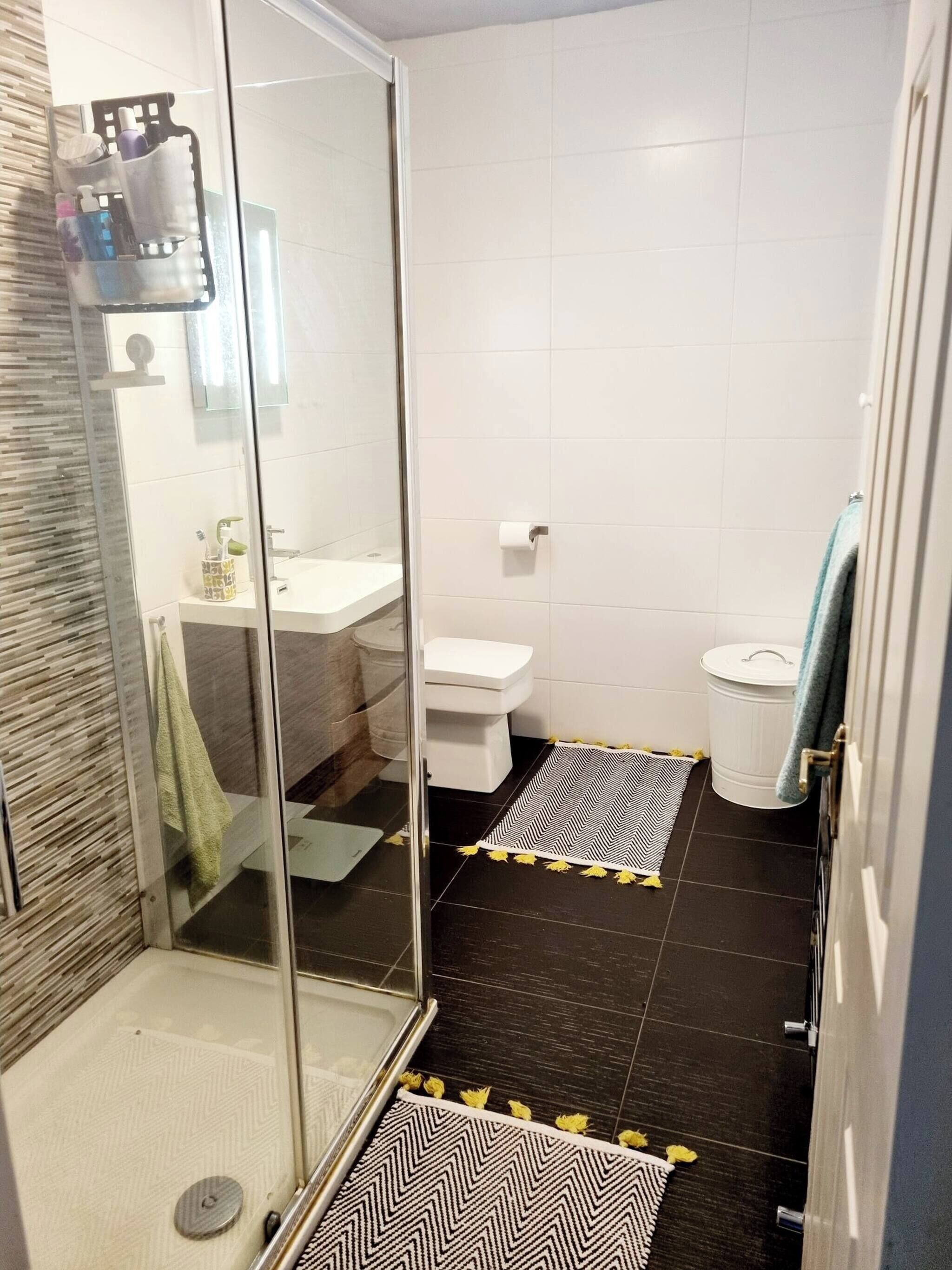 Shared Dormitory, 3 Bedrooms, Balcony | Bathroom