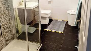 Shared Dormitory, 3 Bedrooms, Balcony | Bathroom