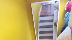 A staircase with wooden steps and a yellow wall. - Room-kings Room to Enjoy the Stars (Lusk)