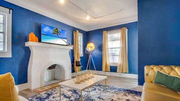 Televisión, chimenea y tenis de mesa