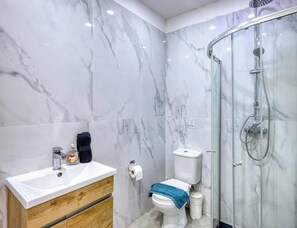 Hair dryer, towels - Gzira Central HUB: 3BR APT Close to Seafront w/AC (Gżira)