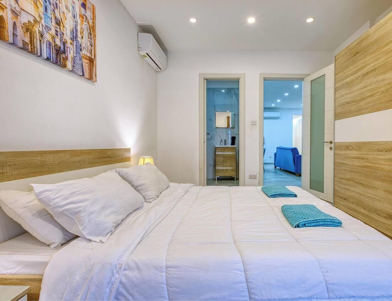 Escritorio, tabla de planchar con plancha, cuna de viaje y wifi 