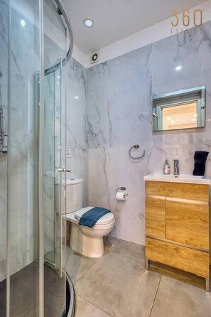 Hair dryer, towels - Gzira Central HUB: 3BR APT Close to Seafront w/AC (Gżira)