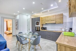 Frigorífico, microondas, horno y placa de cocina