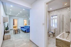 Hair dryer, towels - Gzira Central HUB: 3BR APT Close to Seafront w/AC (Gżira)