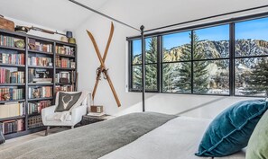 4 bedrooms, desk, Internet, bed sheets