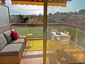 Outdoor dining - Les Camelias – Bright One-Bedroom Apartment with Terrace and Garage (Antibes)