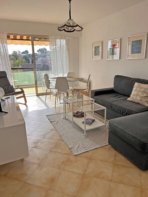 TV - Les Camelias – Bright One-Bedroom Apartment with Terrace and Garage (Antibes)
