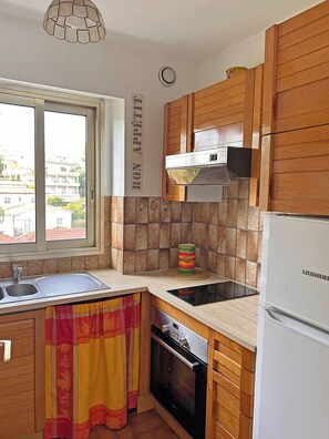 Refrigerador, horno, parrilla de estufa y cafetera y tetera 