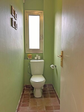 Hair dryer, towels - Les Camelias – Bright One-Bedroom Apartment with Terrace and Garage (Antibes)