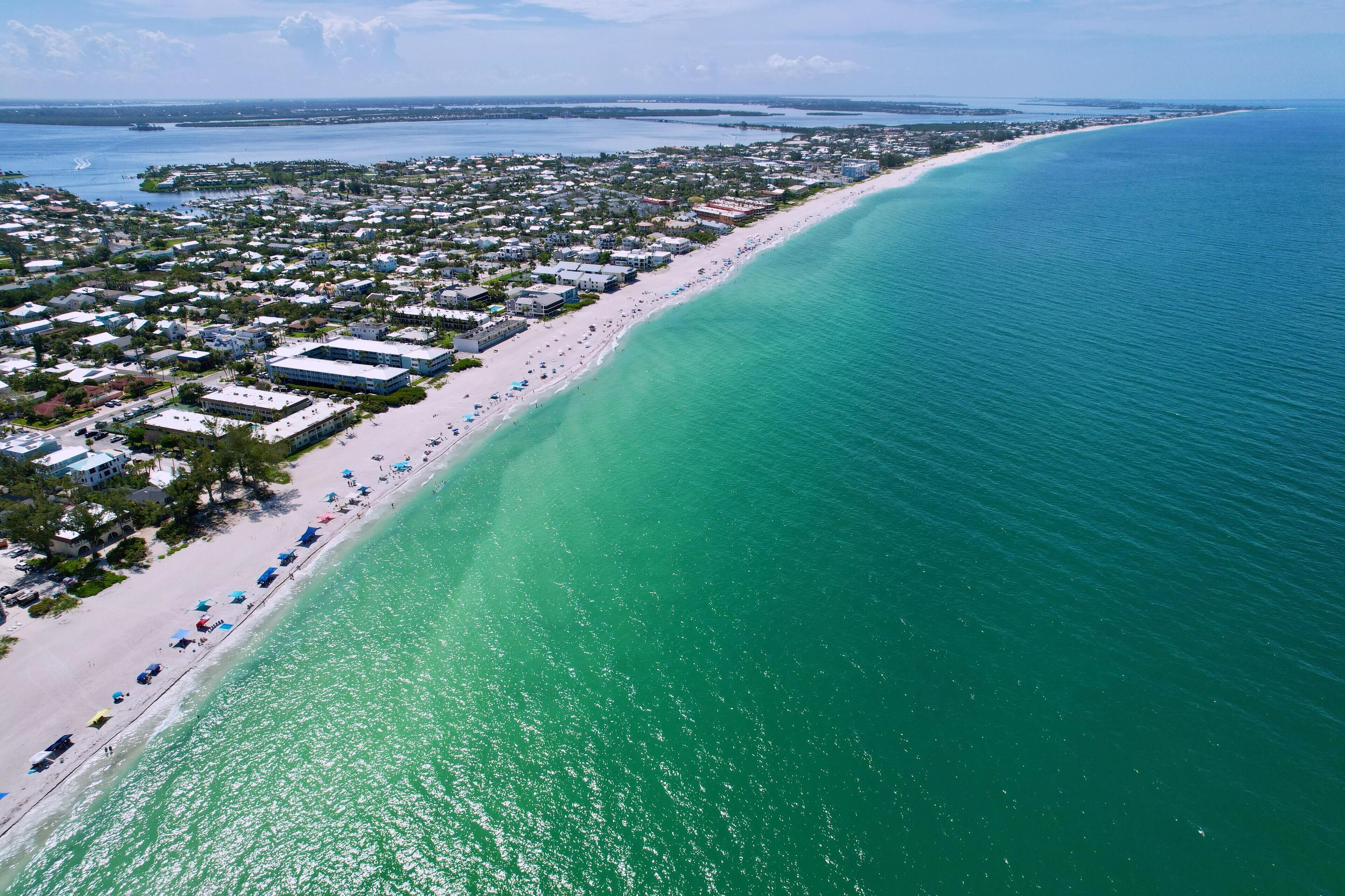 Beach nearby, sun loungers, beach towels