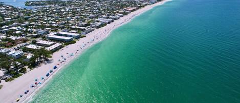 Playa en los alrededores, camastros y toallas de playa