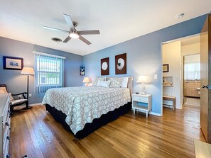 2 bedrooms, free WiFi, bed sheets - Sweet Slice of Old Florida Charm with modern amenities, large yard & beach gear (Holmes Beach)