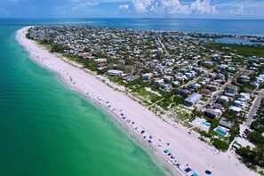 Nära stranden, solstolar och strandhanddukar