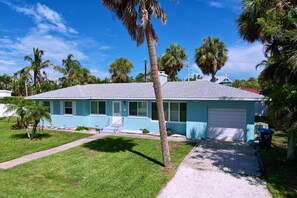 Exterior - Sweet Slice of Old Florida Charm with modern amenities, large yard & beach gear (Holmes Beach)