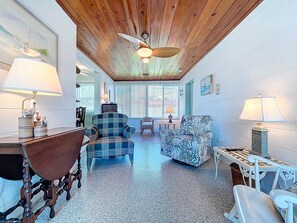 Smart TV, books - Sweet Slice of Old Florida Charm with modern amenities, large yard & beach gear (Holmes Beach)