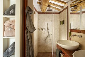 Dusche, Haartrockner, Bidet, Handtücher