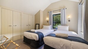 Desk, iron/ironing board, free WiFi, bed sheets - The Denbigh Residence (Arrowtown)