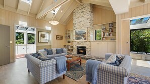 Smart TV, fireplace, books, offices - The Denbigh Residence (Arrowtown)