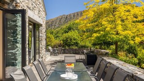 Outdoor dining - The Denbigh Residence (Arrowtown)