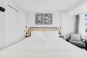1 bedroom, desk, iron/ironing board, travel cot - Downtown Montreal Concept W/ Balcony | 1BR King Bed, Sofa Bed, Parking, TV & Gym (Montreal)