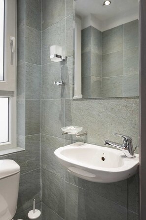 Douche, sèche-cheveux, serviettes fournies