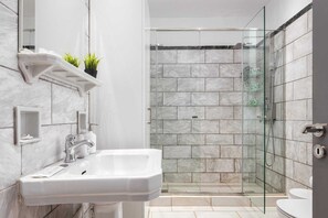 Shower, hair dryer, towels - Acropolis Elegant Penthouse, Apartment (Athens)