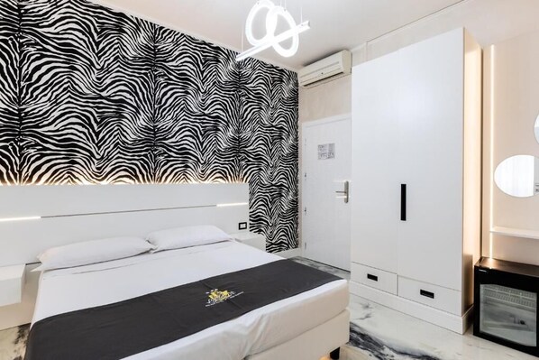 Chambre Triple, vue cour intérieure | Coffres-forts dans les chambres, Wi-Fi gratuit