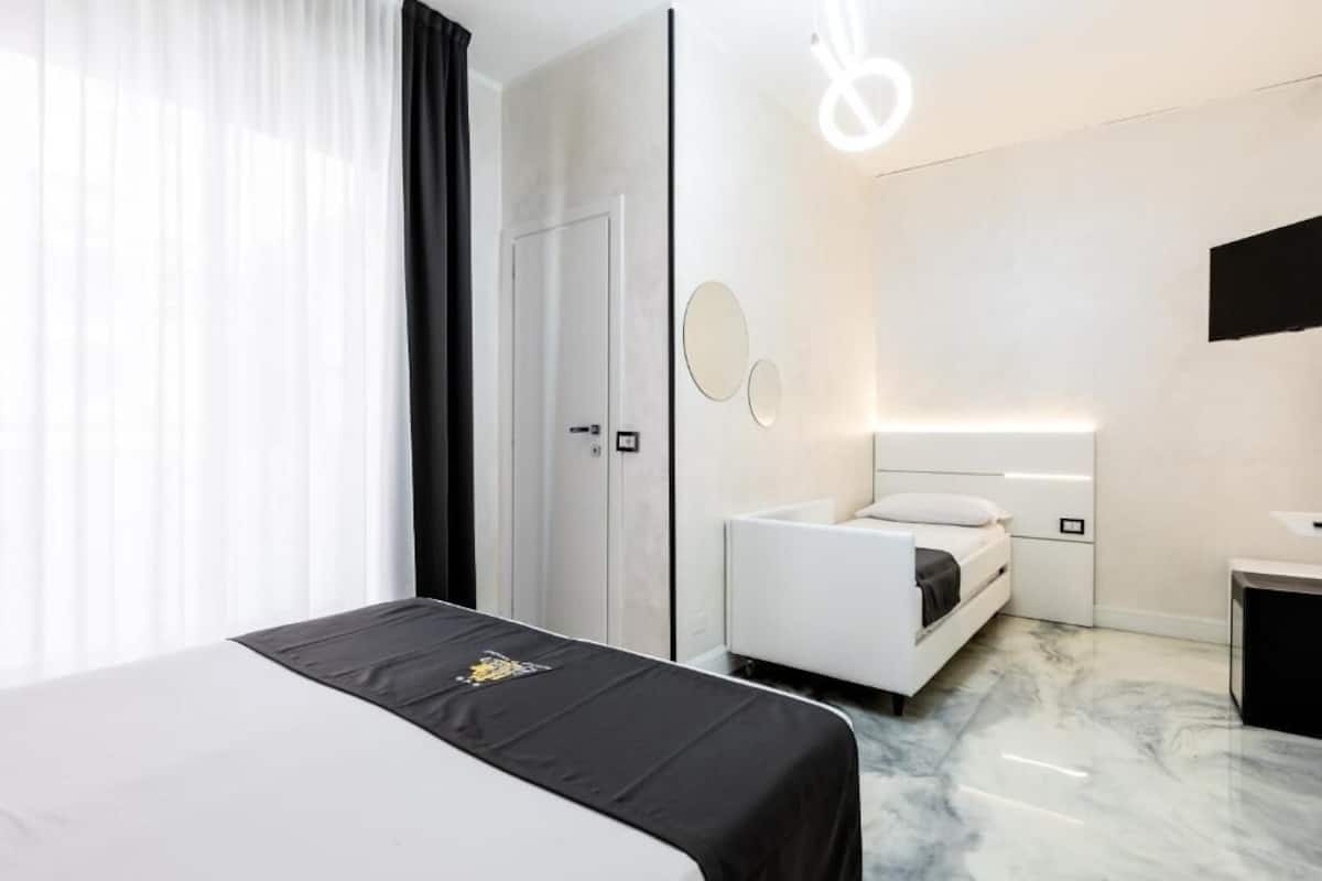 Camera tripla, balcone, vista città | Una cassaforte in camera, Wi-Fi gratuito