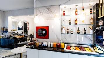 Basic Triple Room, Courtyard View | Dining