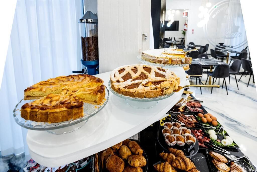 Um buffet com diversos doces e pratos.