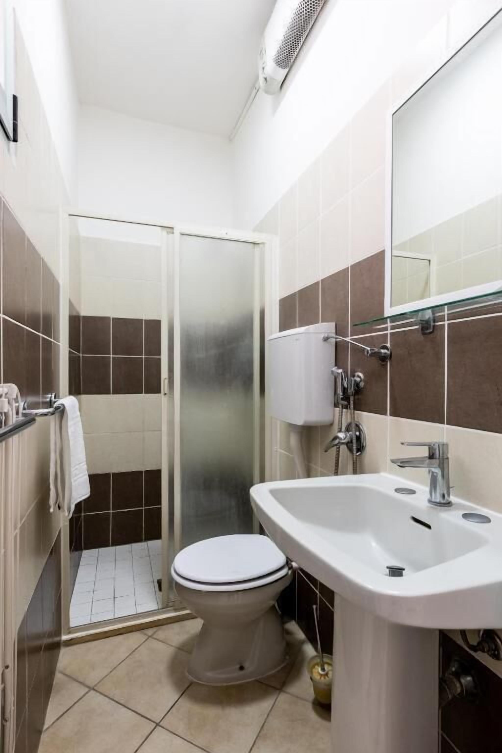 Dreibettzimmer, Balkon, Stadtblick | Badezimmer