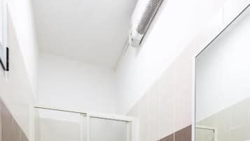 Dreibettzimmer, Balkon, Stadtblick | Badezimmer