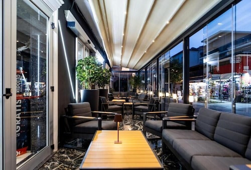 La Tour Palace Hotel & Restaurant