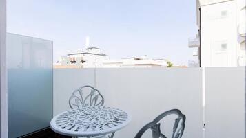 Singola Deluxe, balcone, vista mare | Ristorazione all'aperto